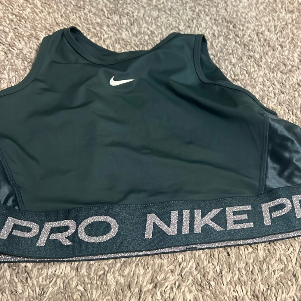 Women’s green Nike pro set mid rise 7/8 length medium NWT